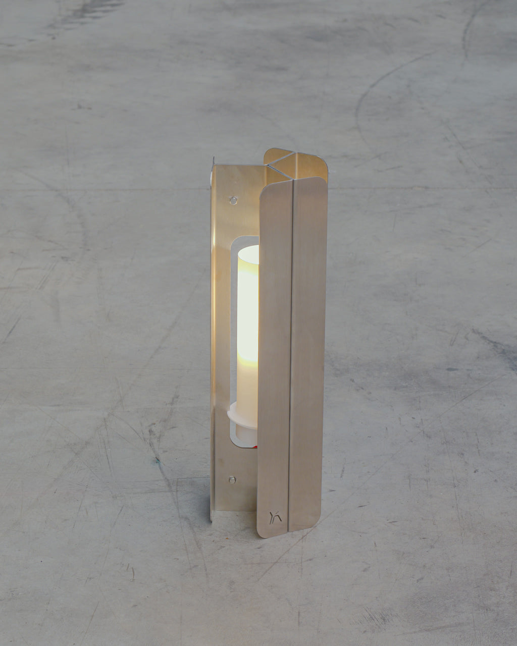 Grande Lampe en Inox Allumé 