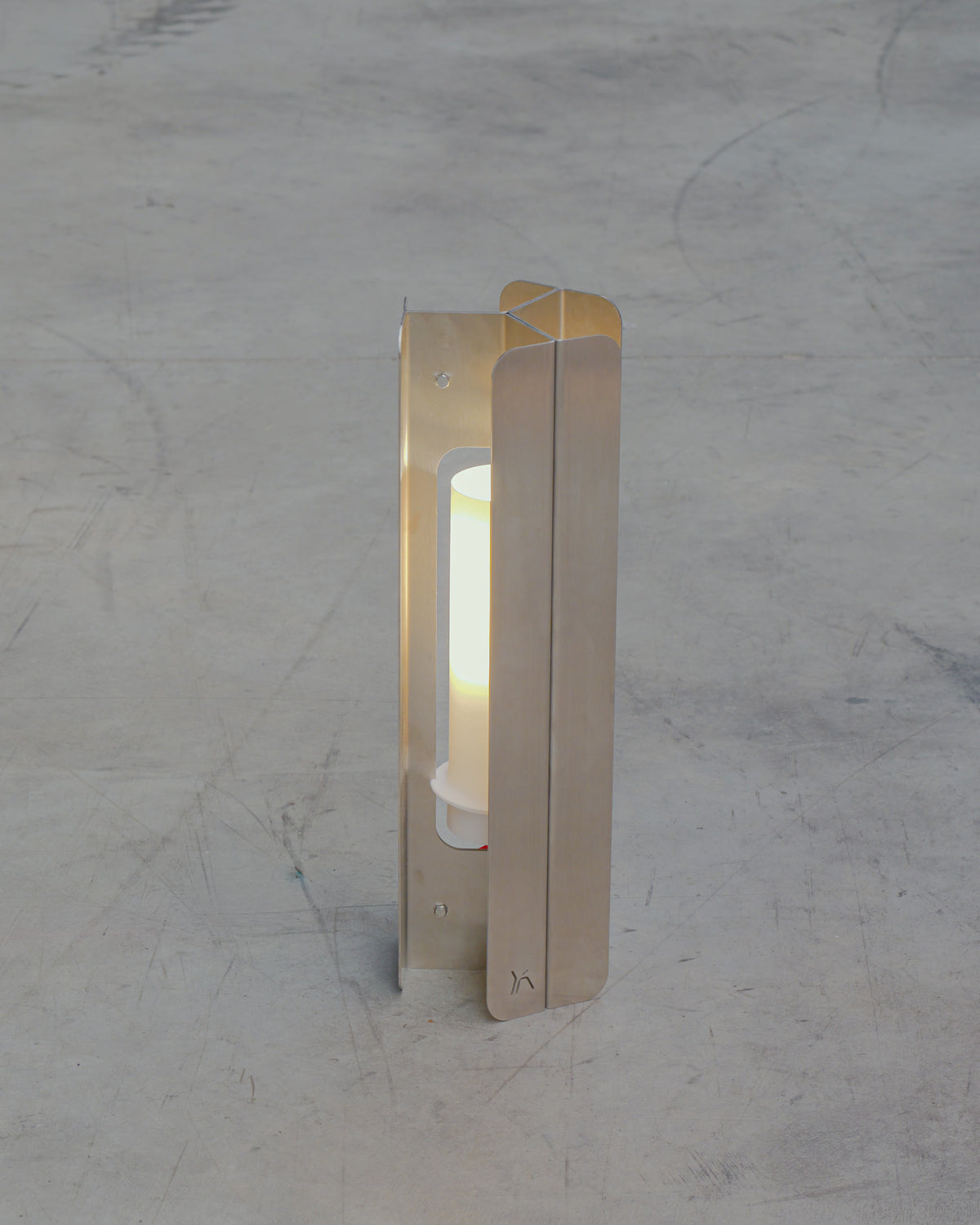 Grande Lampe en Inox Allumé 